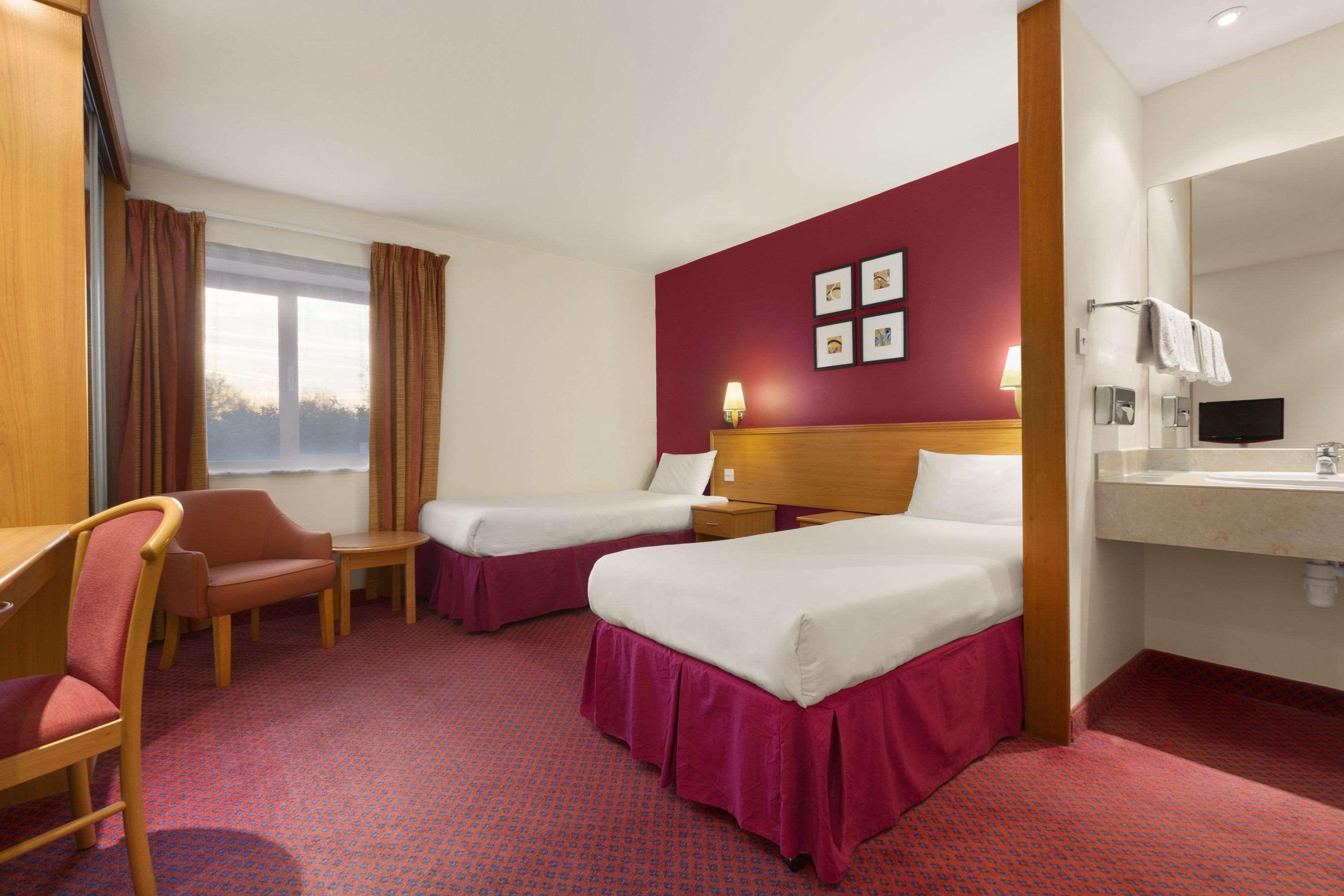 Days Inn Stevenage North Baldock Ngoại thất bức ảnh