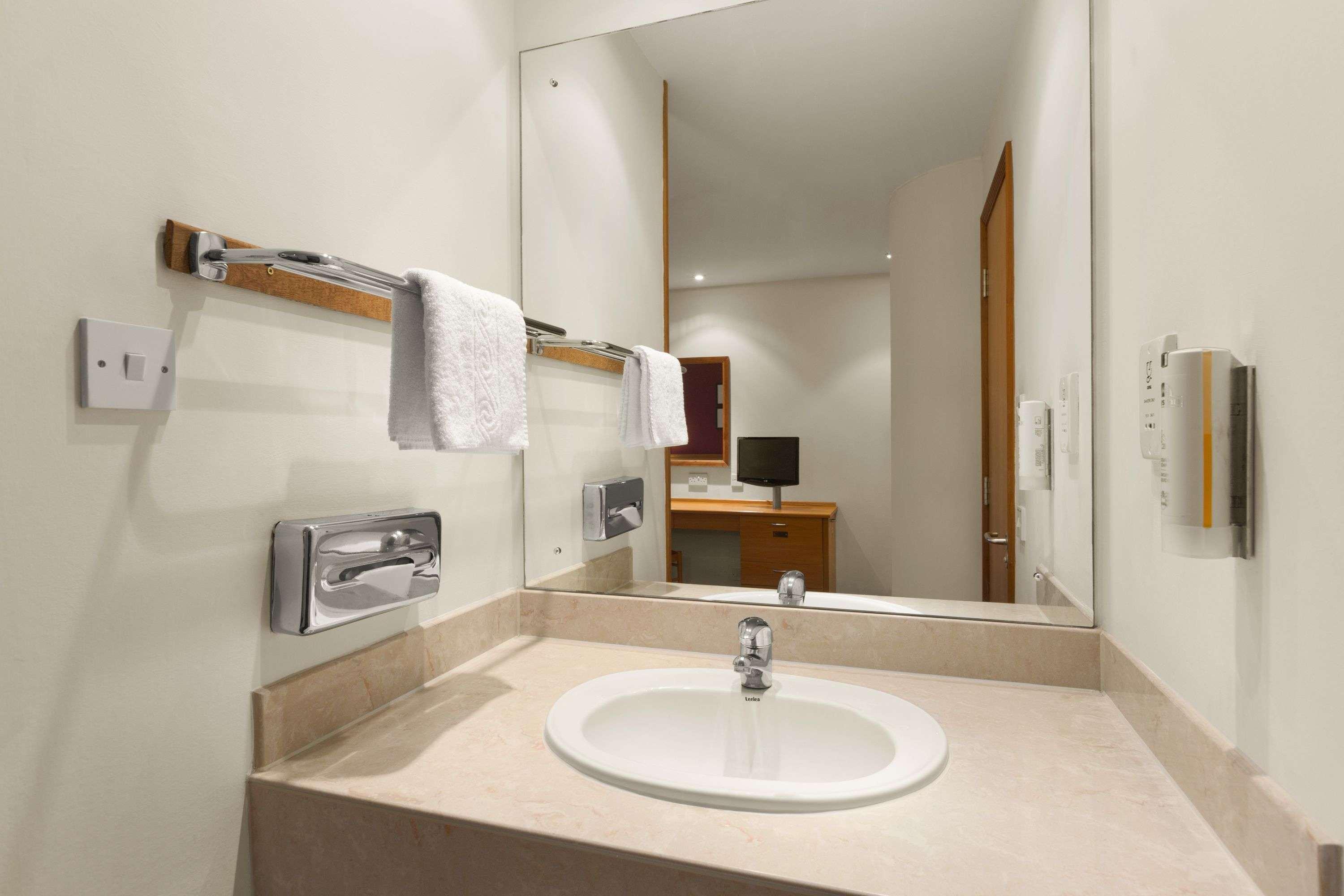 Days Inn Stevenage North Baldock Ngoại thất bức ảnh